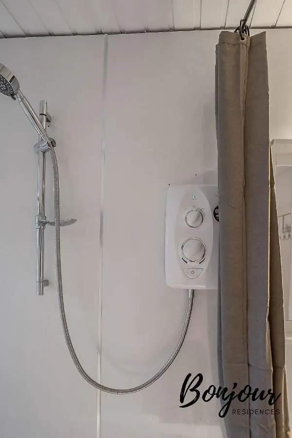 Cadet Suite - 2Br-1Ba - Newly Decorated! By Bonjour Residences Edinburgh Apartment