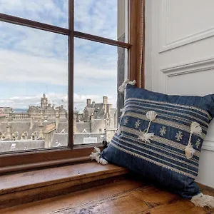 Stunning Panoramic Views: Heart Of The Royal Mile Apartment